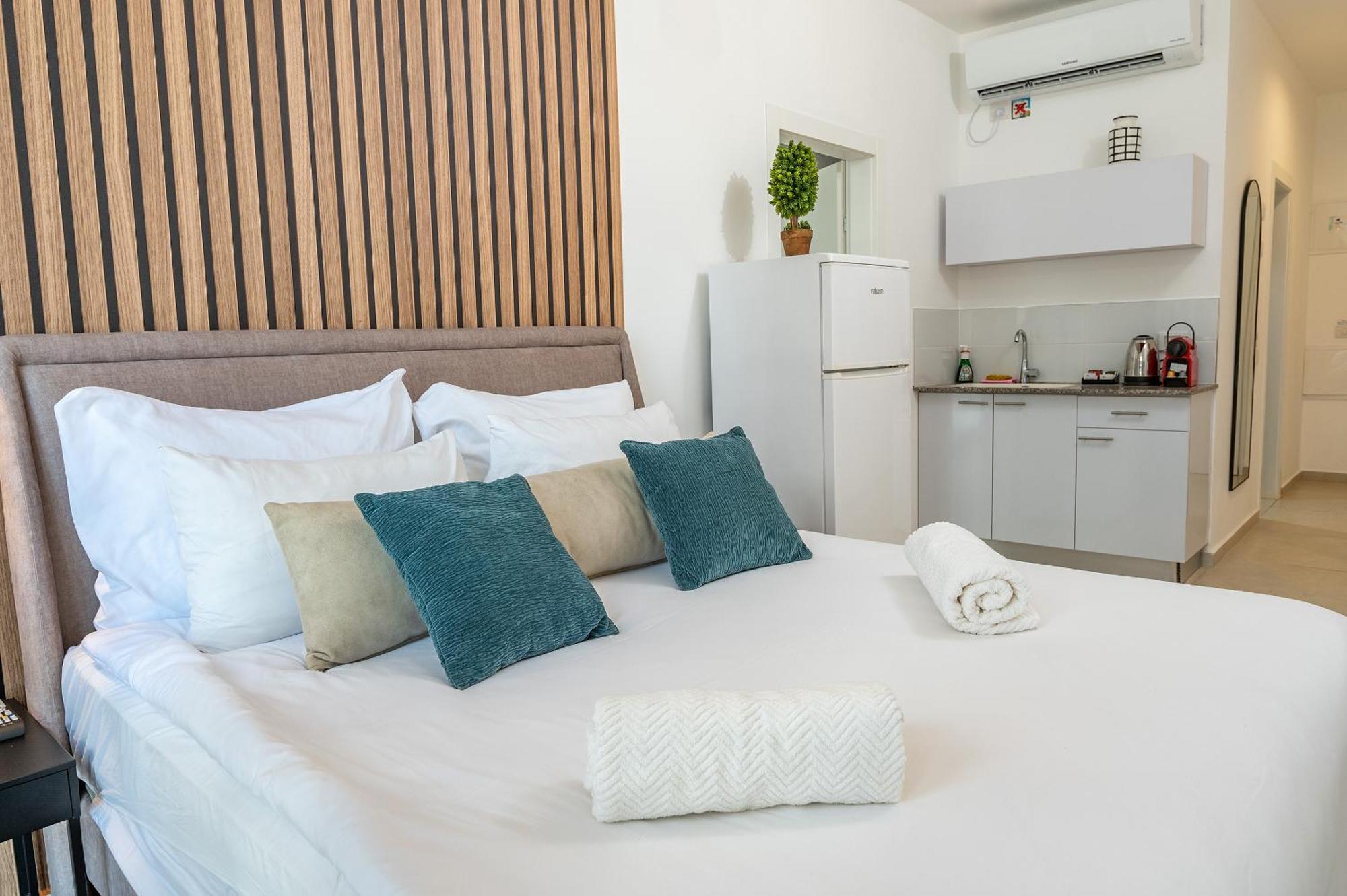 Hi-Yam Seaview Apartments & Suites - יש ממ"ד Bat Yam Quarto foto