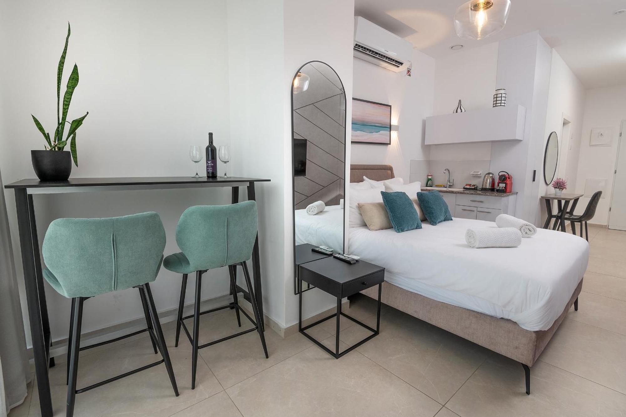 Hi-Yam Seaview Apartments & Suites - יש ממ"ד Bat Yam Quarto foto